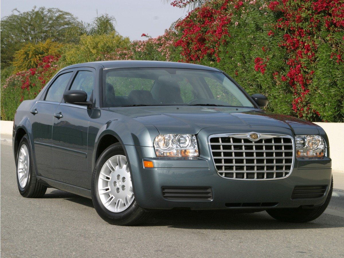 Used 2006 Linen Gold Pearl Metallic Chrysler Touring image 1