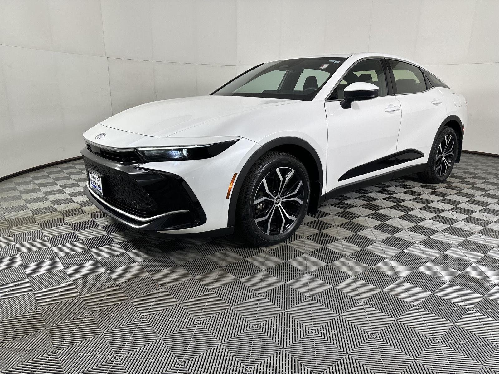 Used 2023 Oxygen White Toyota XLE image 4