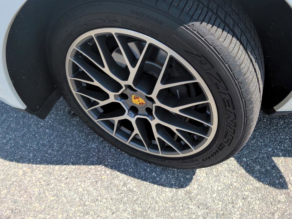 Used 2018 White Porsche Base image 7
