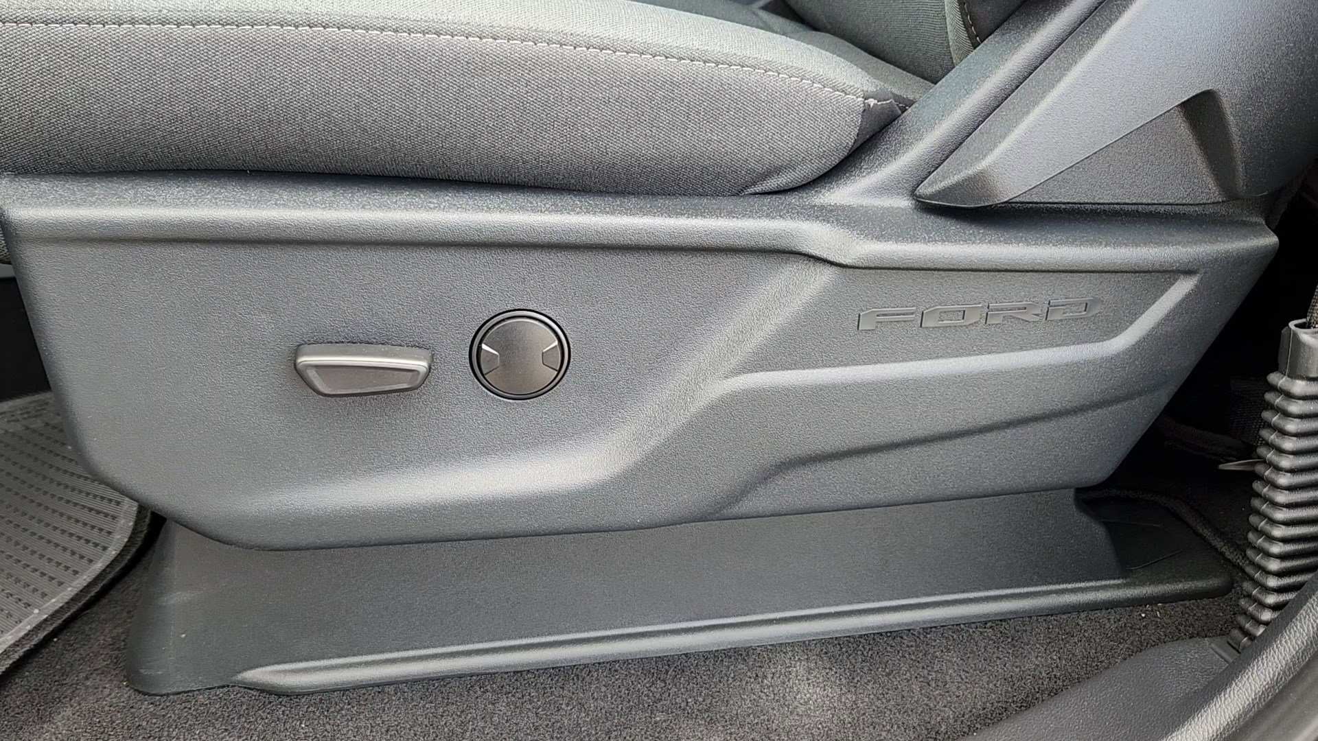 2025 Ford F-150 Lightning XLT - Photo 8