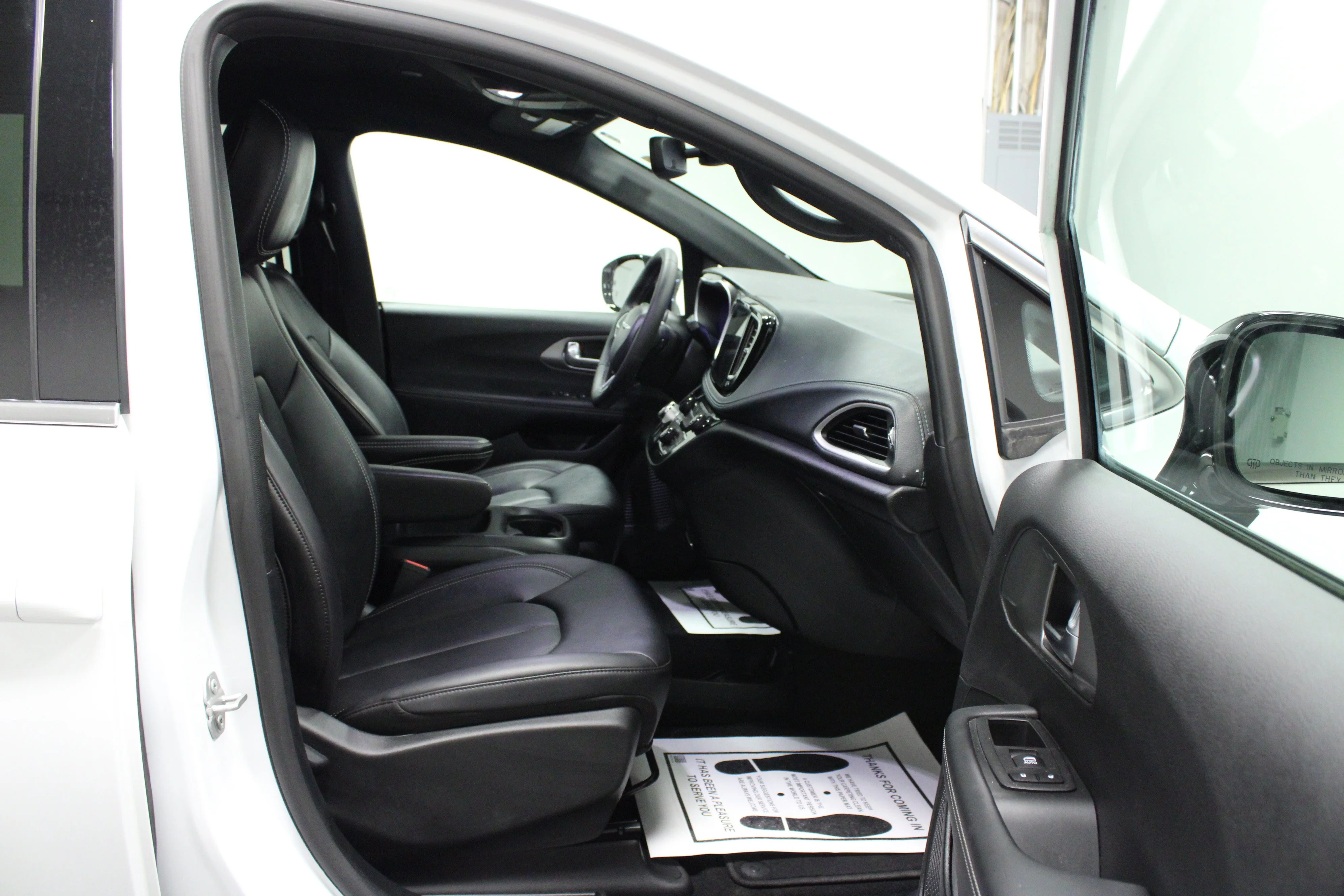 Used 2025 Bright White Clearcoat Chrysler Select image 17