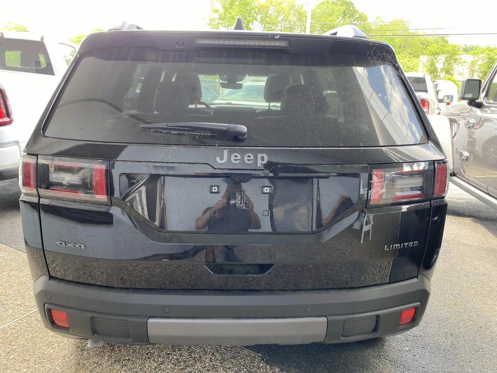 New 2026 Diamond Black Crystal Pearlcoat Jeep Limited image 3