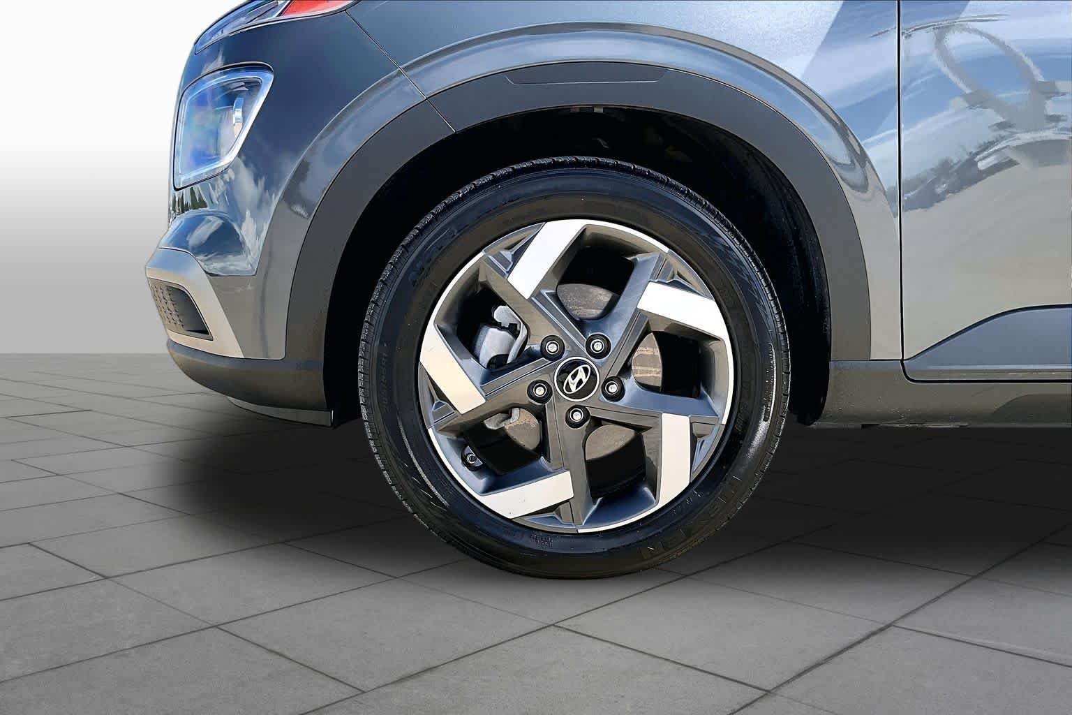 2025 Hyundai Venue SEL - Photo 11