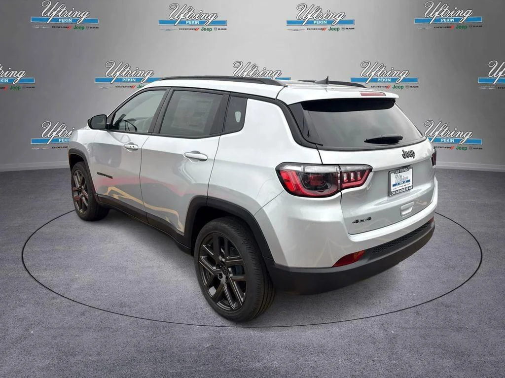 New 2026 Silver Zynith Metallic Clearcoat Jeep Latitude Altitude image 5