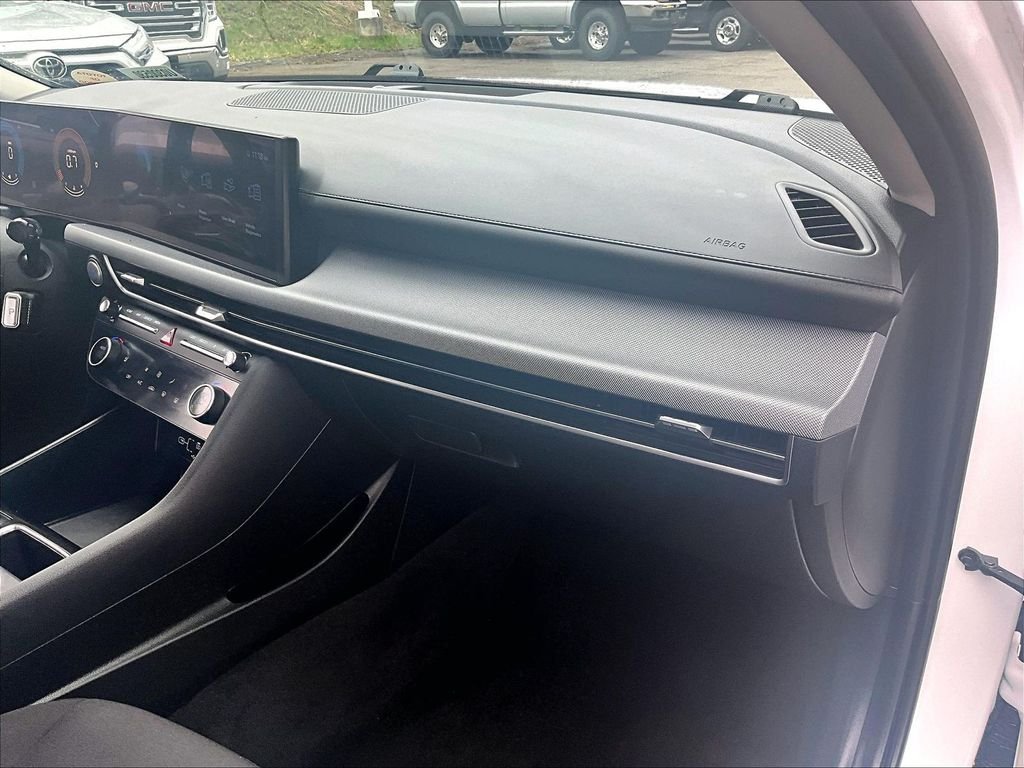 Used 2025 White Hyundai SEL image 12