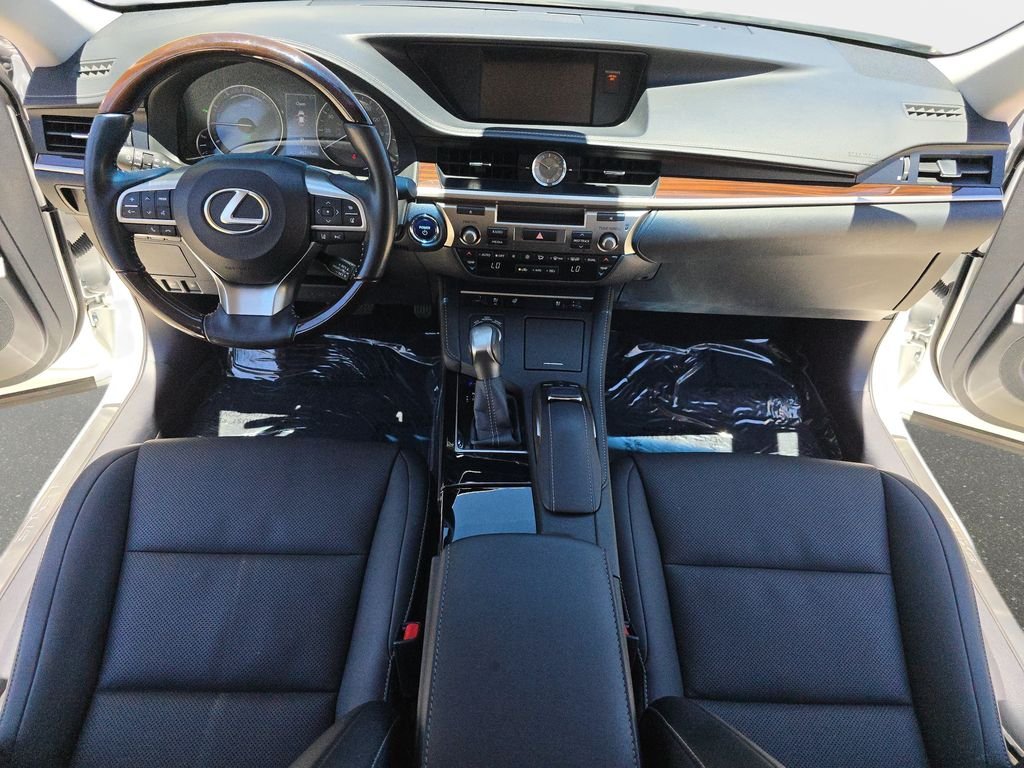 Used 2016 White Lexus 300h image 10