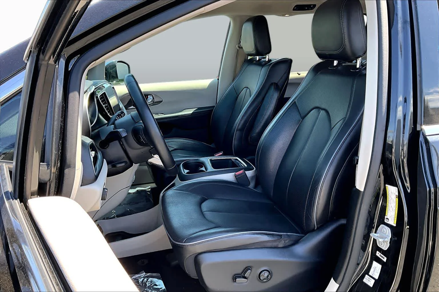 Used 2018 Brilliant Black Crystal Pearlcoat Chrysler Hybrid Limited image 7