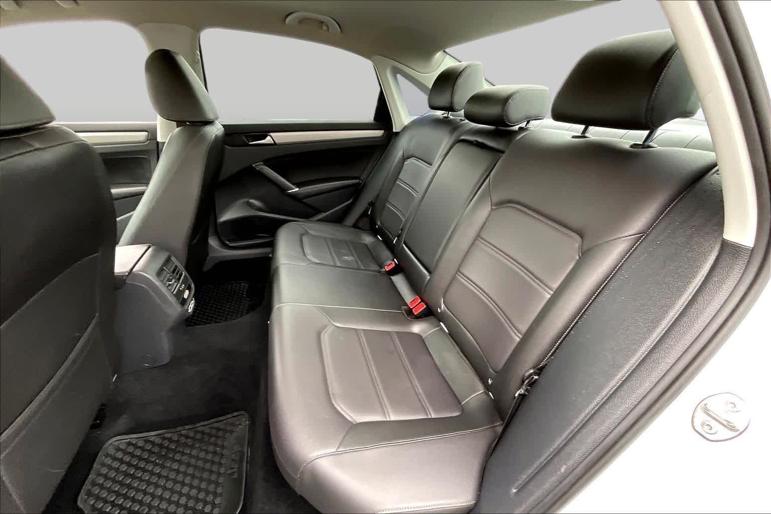 Used 2022 Pure White Volkswagen 2.0T SE image 18