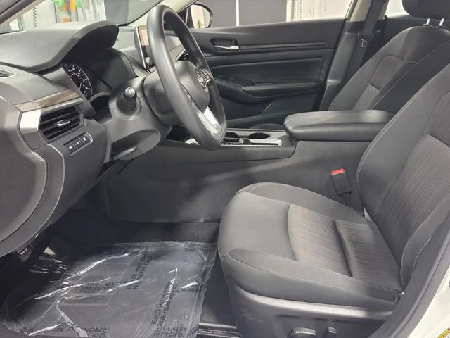 Used 2025 White Nissan 2.5 SV image 5
