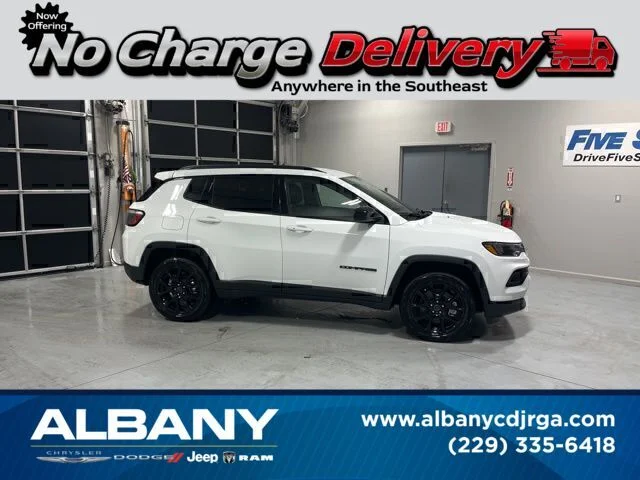 New 2026 Bright White Clear-Coat Exterior Paint Jeep Latitude image 1