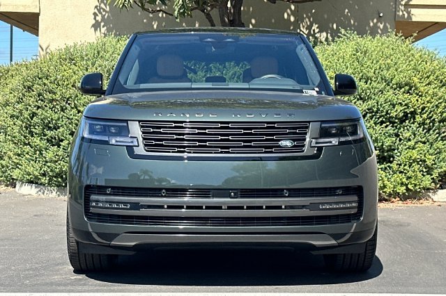New 2027 Belgravia Green Land Rover SE image 8