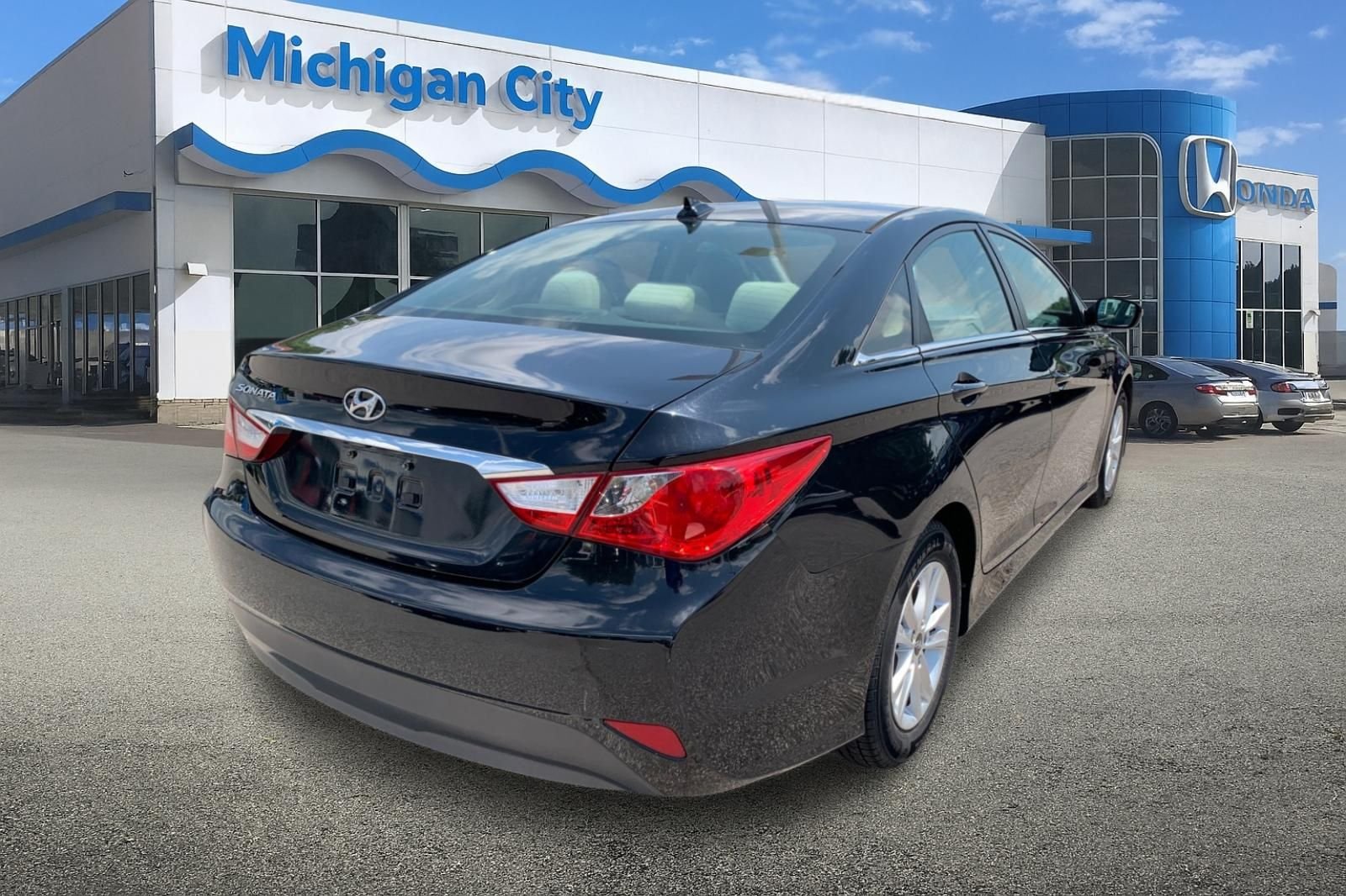 Used 2014 Black Hyundai GLS image 5