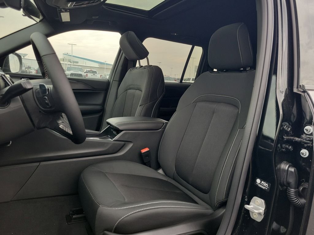 New 2026 Diamond Black Crystal Pearlcoat Jeep Laredo X image 19