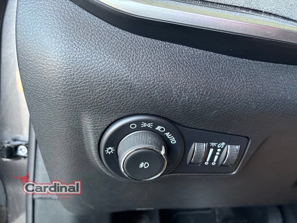 Used 2024 Gray Jeep Latitude Lux image 19