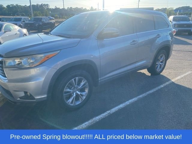 Used 2015 Silver Toyota XLE V6 image 3
