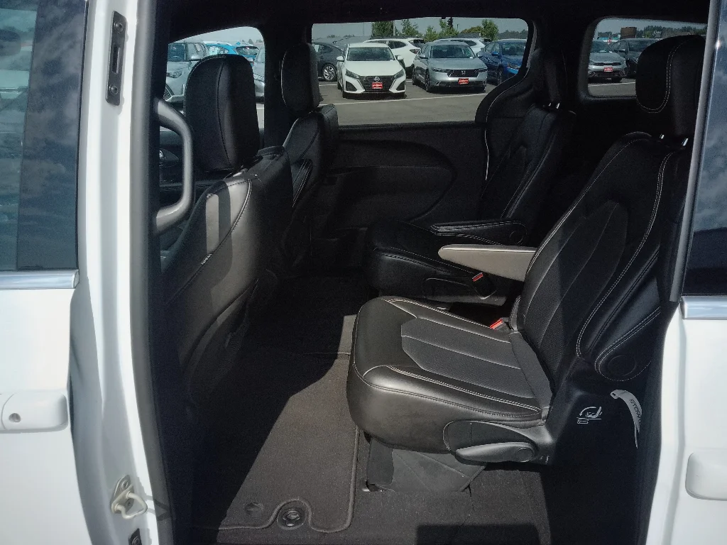 Used 2025 Bright White Clearcoat Chrysler Select image 10