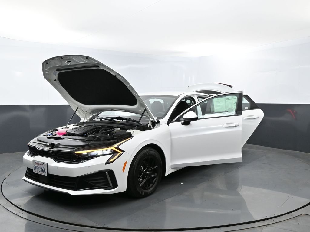 Certified Used 2025 Snow White Pearl Kia LXS image 26