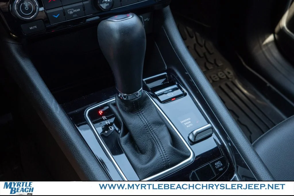 Used 2025 Diamond Black Crystal Pearlcoat Jeep Latitude image 24