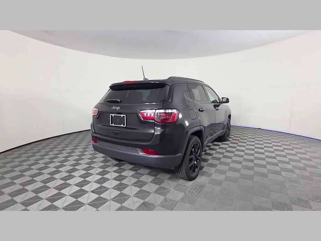 New 2026 Diamond Black Crystal Pearl-Coat Exterior Paint Jeep Latitude Altitude image 28