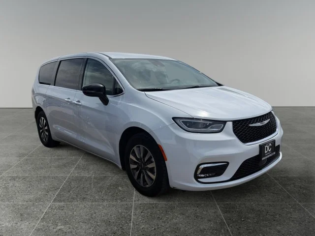 Used 2024  Chrysler  image 5