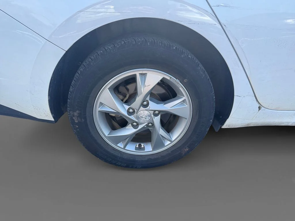 Used 2021 Quartz White Hyundai SE image 9