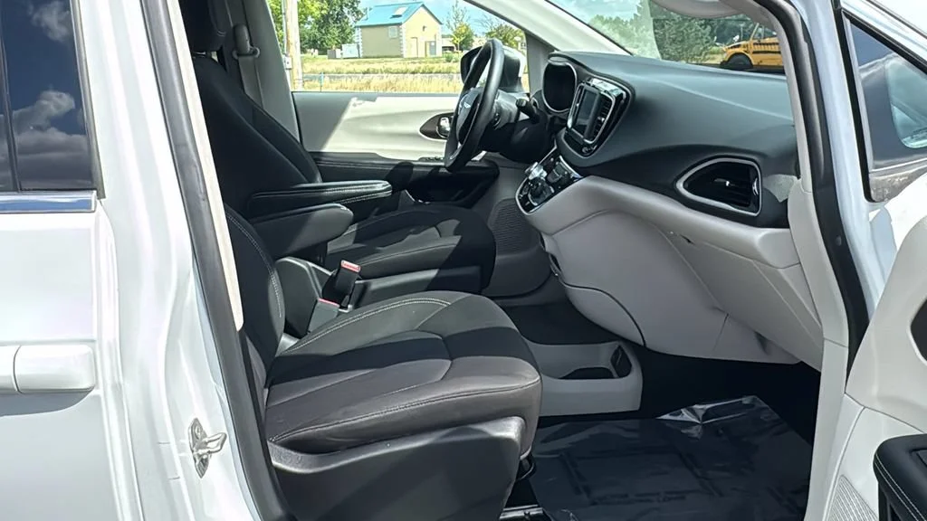 Used 2023 White Chrysler LX image 8