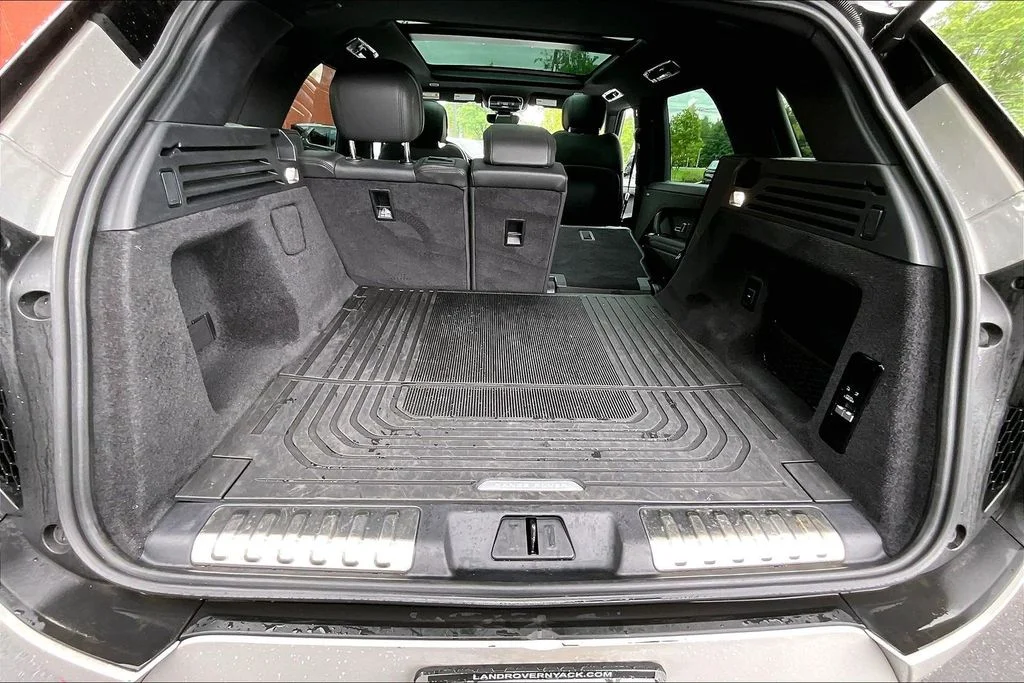 Used 2024 Gray Land Rover Dynamic SE image 30