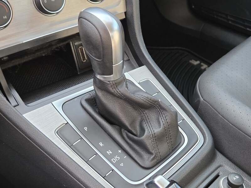 Used 2015 Gray Volkswagen TSI S 4-Door image 33