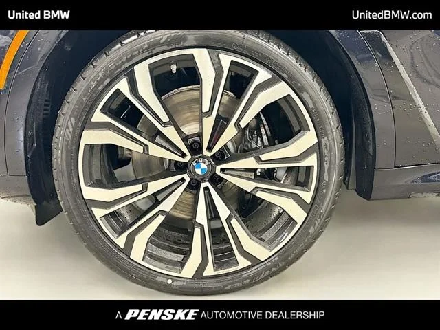 New 2027 Carbon Black Metallic BMW X7 40i image 2
