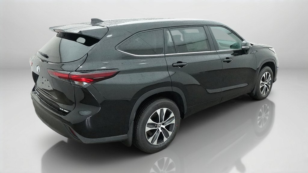 New 2026 Midnight Black Metallic Toyota XLE image 9