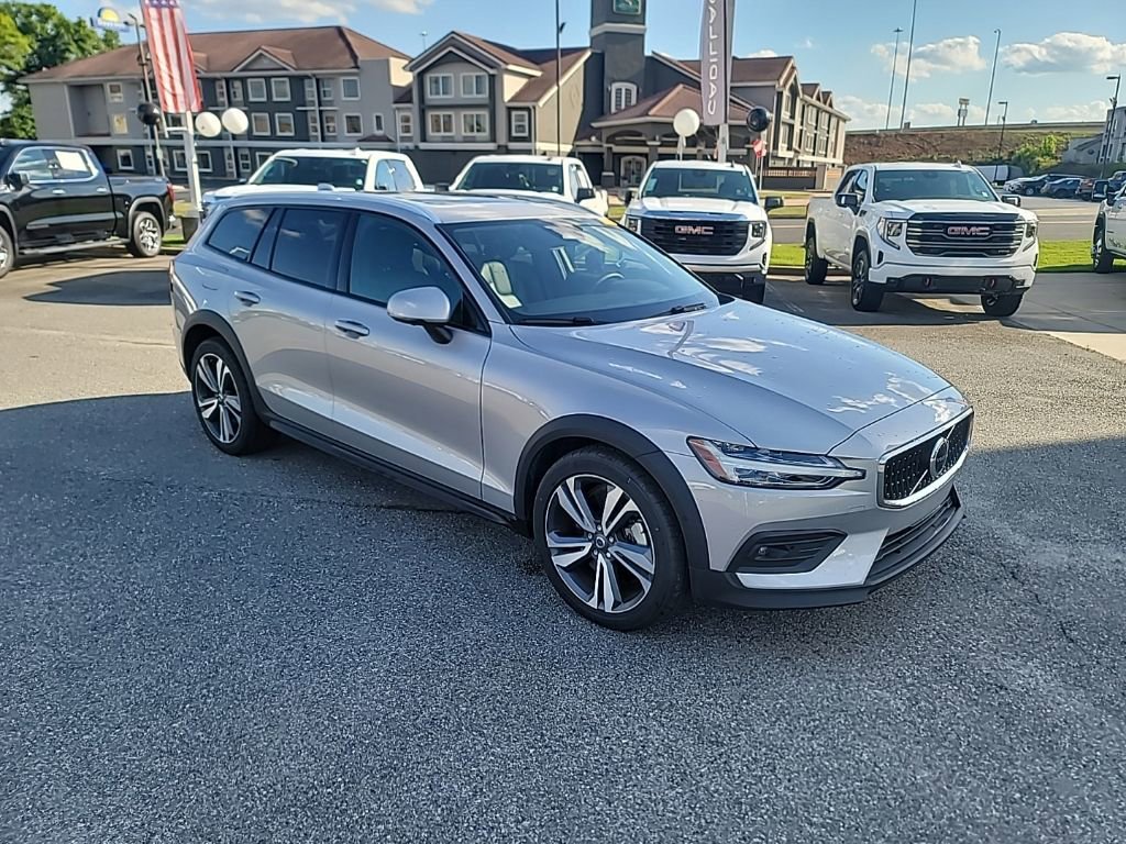 2025 Volvo V60 Cross Country B5 Plus AWD's photo