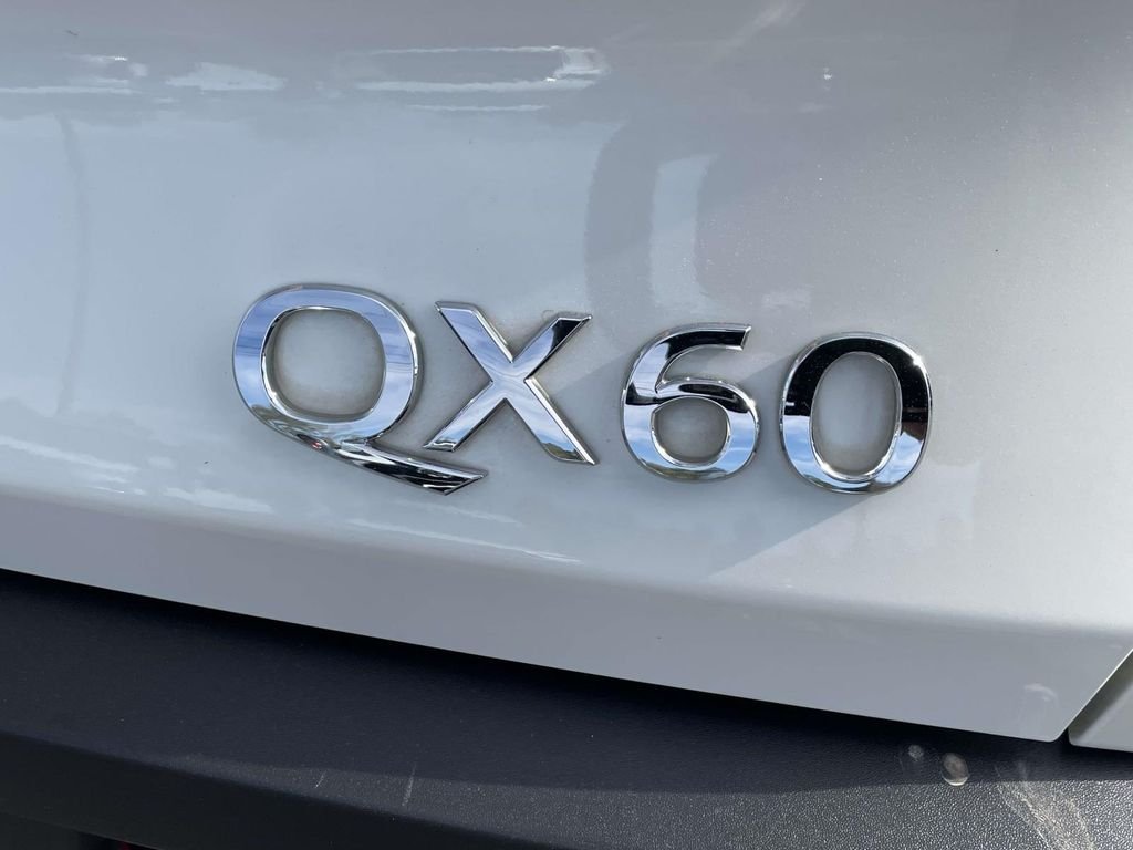 Used 2025 White INFINITI LUXE image 8