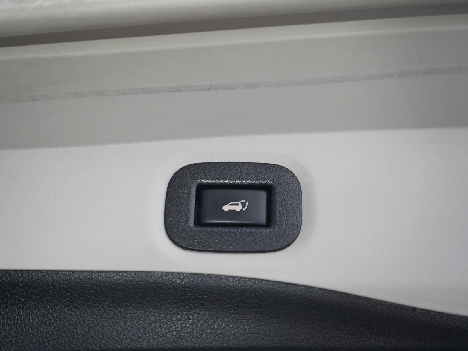 Used 2018 Brilliant Silver Nissan SL image 11