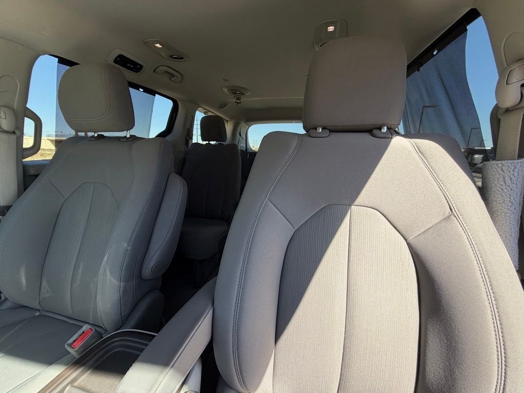 Used 2018 Red Chrysler Touring Plus image 20