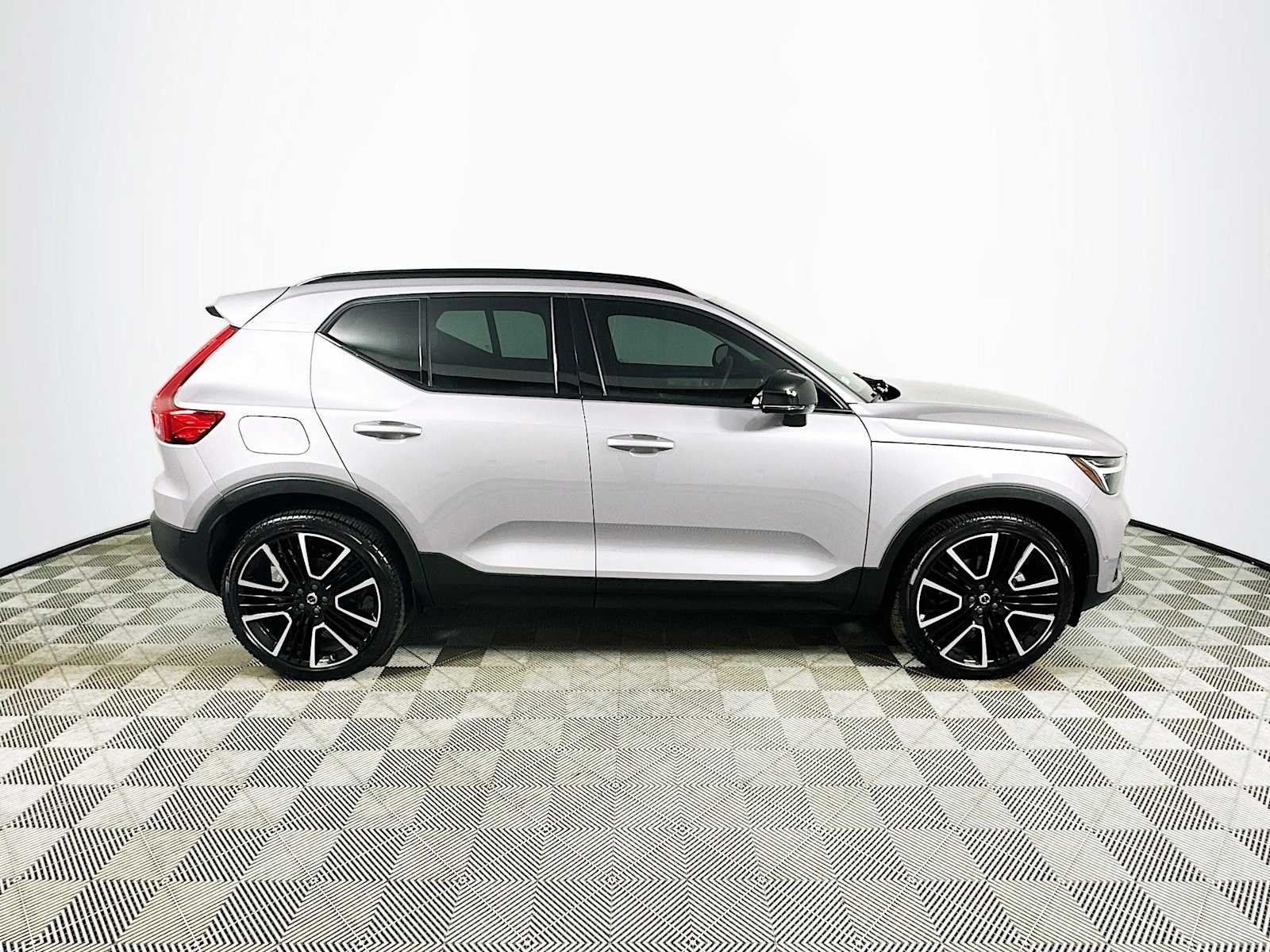 Used 2026 Aurora Silver Volvo Ultra image 8