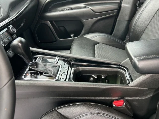 Used 2025 Silver Jeep Latitude image 33