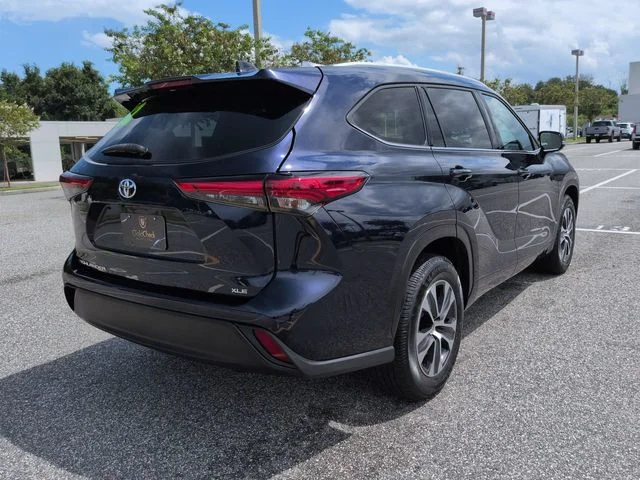 Used 2022  Toyota XLE image 4