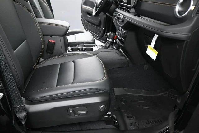 New 2026 Black Clear-Coat Exterior Paint Jeep Sahara image 21