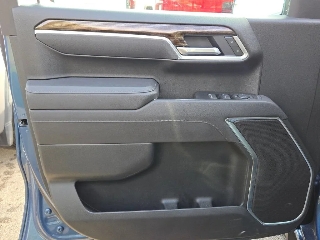 Used 2025 Blue GMC Elevation image 17
