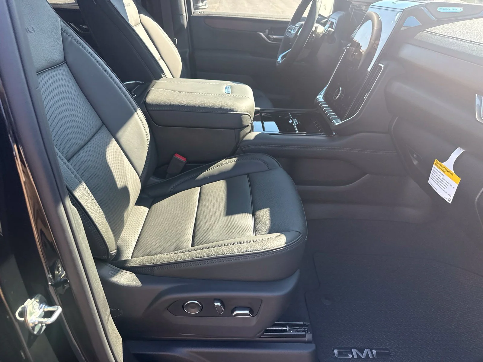 2026 GMC Yukon Denali - Photo 27