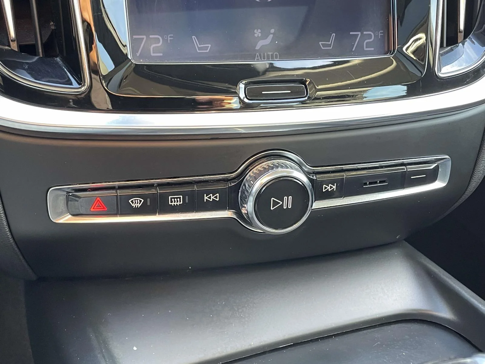 Used 2020 Black Stone Volvo Momentum image 18