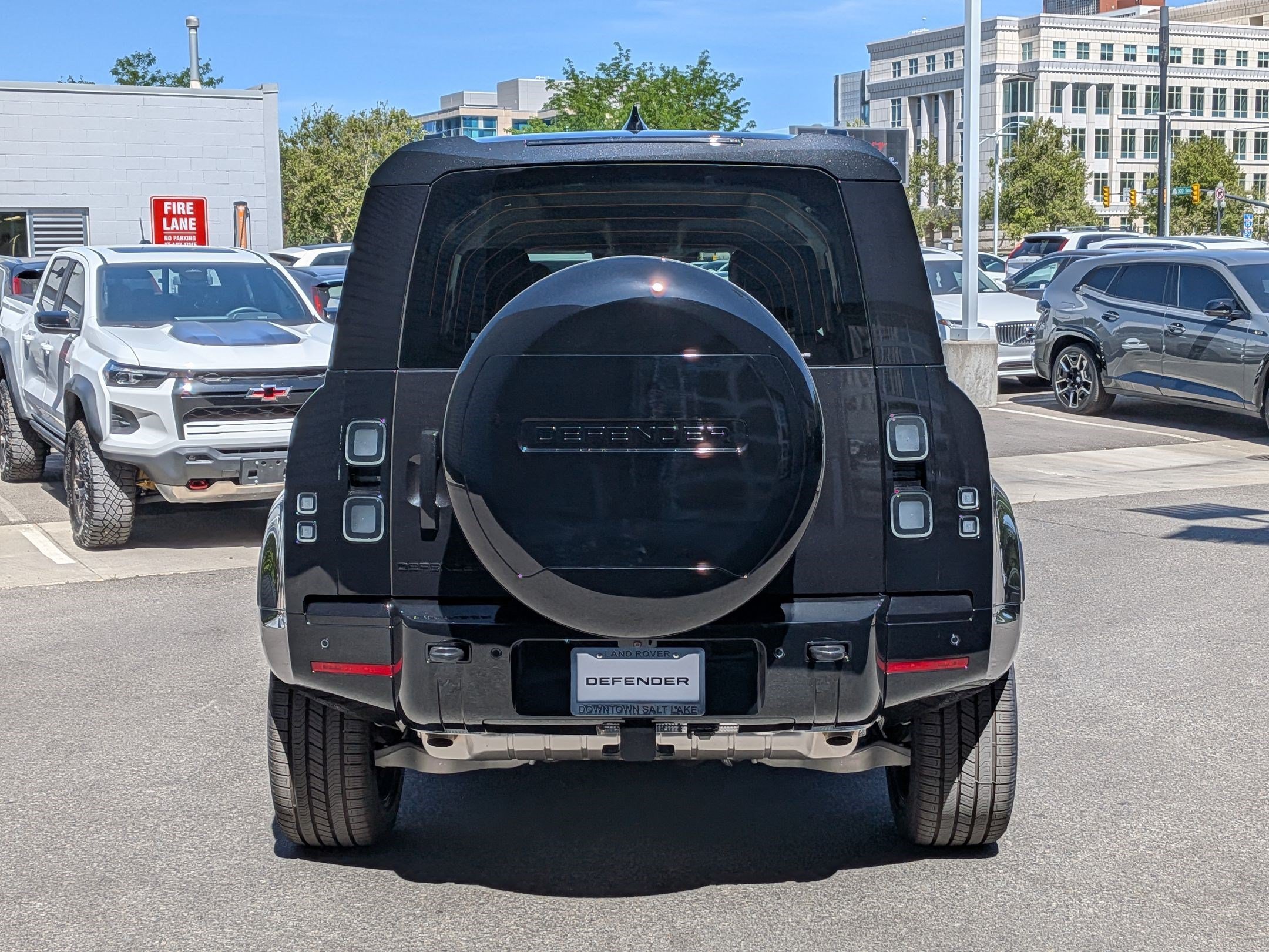 New 2026 Santorini Black Land Rover P400 X-Dynamic SE image 7