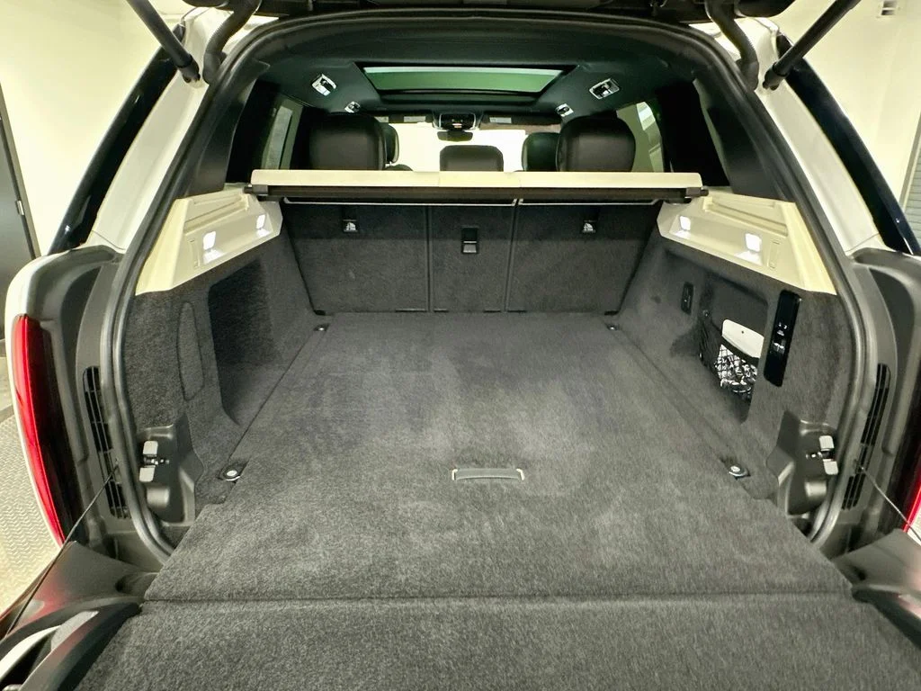 Used 2023 Fuji White Land Rover SE image 27