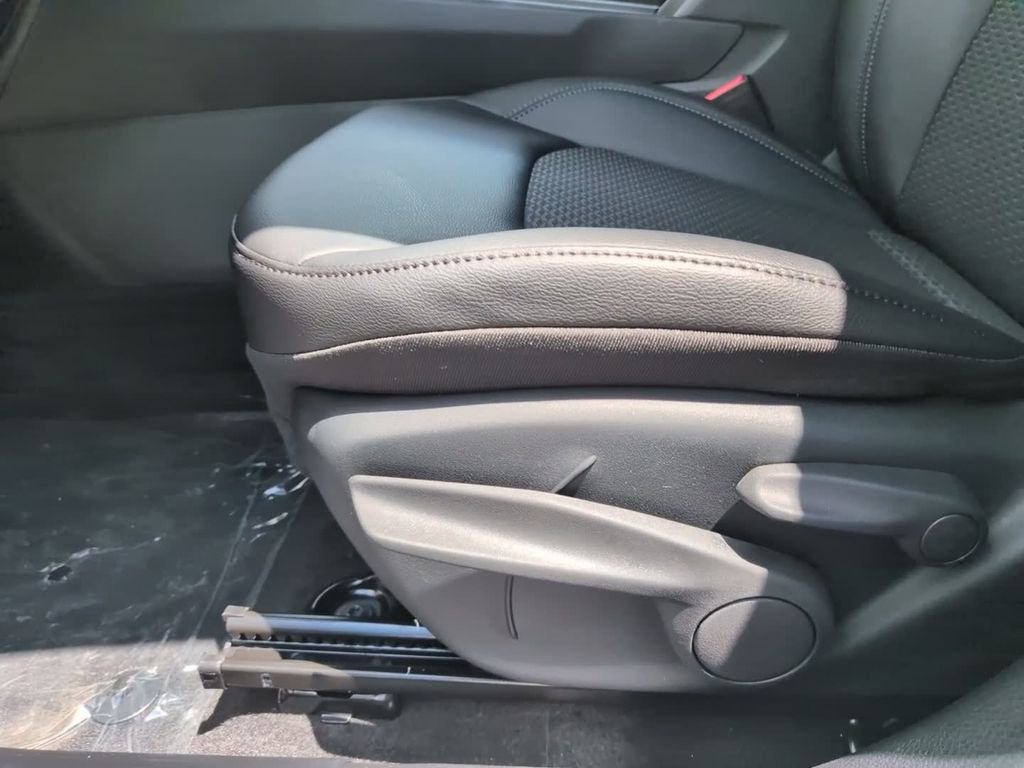 New 2026 Bright White Clear-Coat Exterior Paint Jeep Latitude image 17