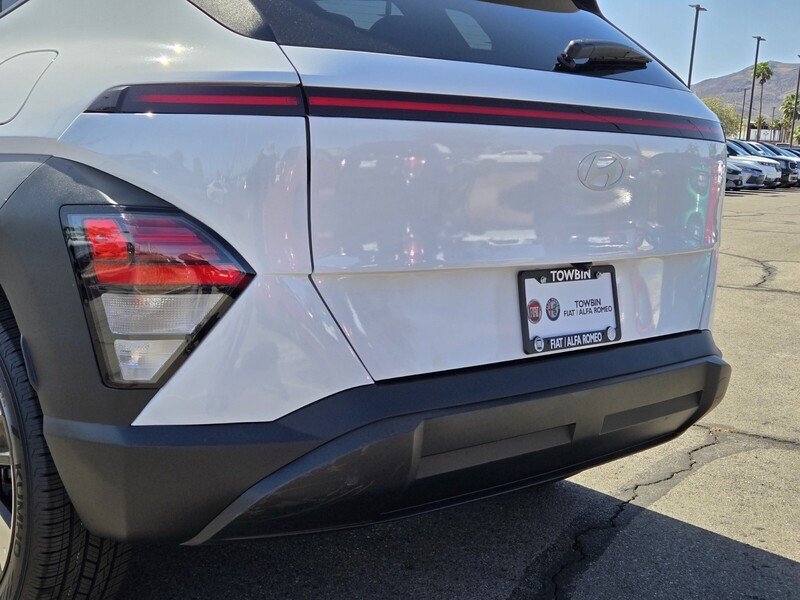 Used 2025 White HYUNDAI SEL FWD image 5