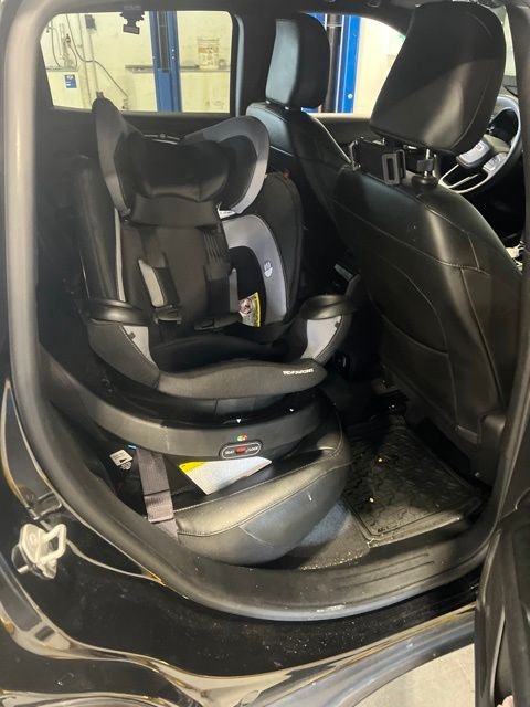 Used 2022 Black Jeep Latitude image 6