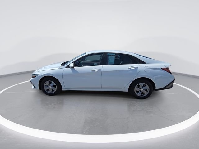 Used 2025 White Hyundai SE image 6
