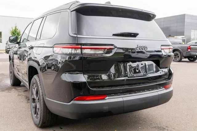 New 2026 Diamond Black Crystal Pearl-Coat Exterior Paint Jeep Altitude image 7