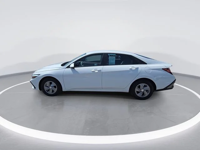 Used 2025 White Hyundai SE image 6