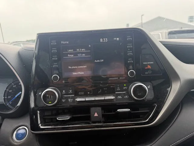 Used 2020 White Toyota XLE image 11